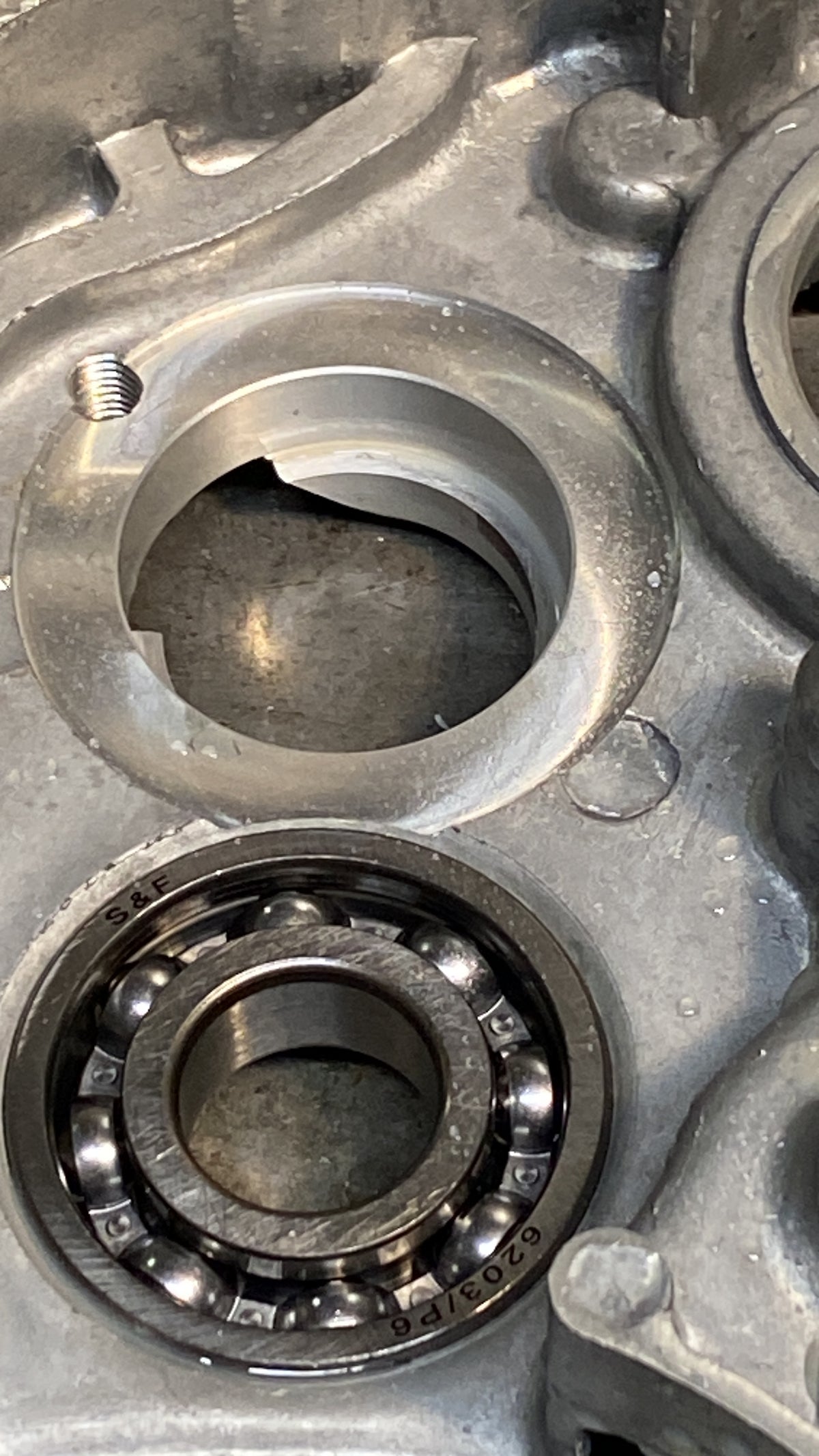 Motor / Getriebegehäuse rechts ausfräsen